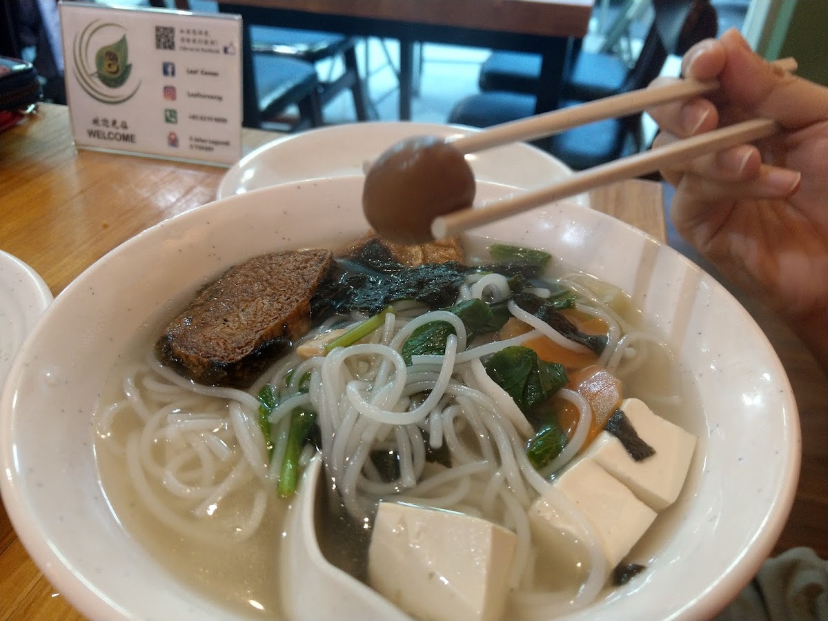 Leaf Corner Sembawang Vegetarian 慈素餐馆 - Photo 9