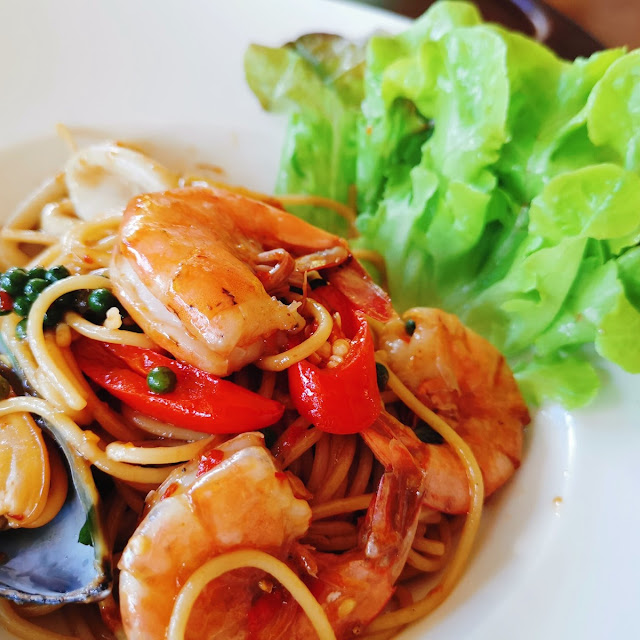 Spaghetti Bacon with Dried Chili