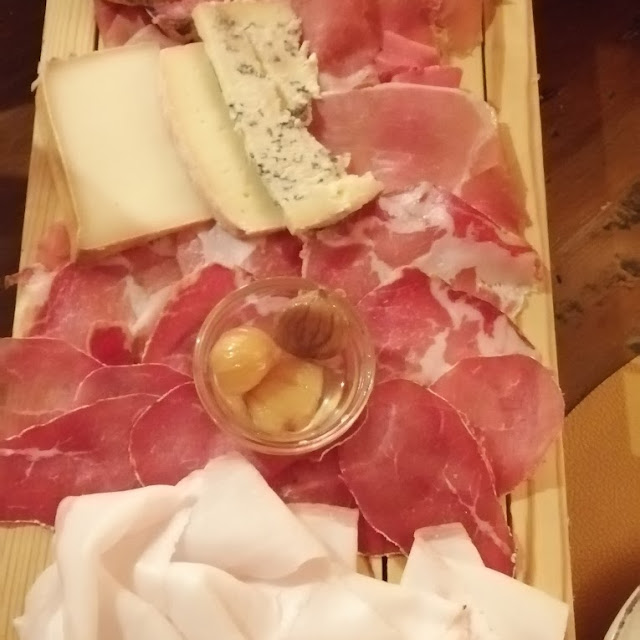 Tagliere Salumi E Formaggi Locali Con Castagne Cotte Nel Miele