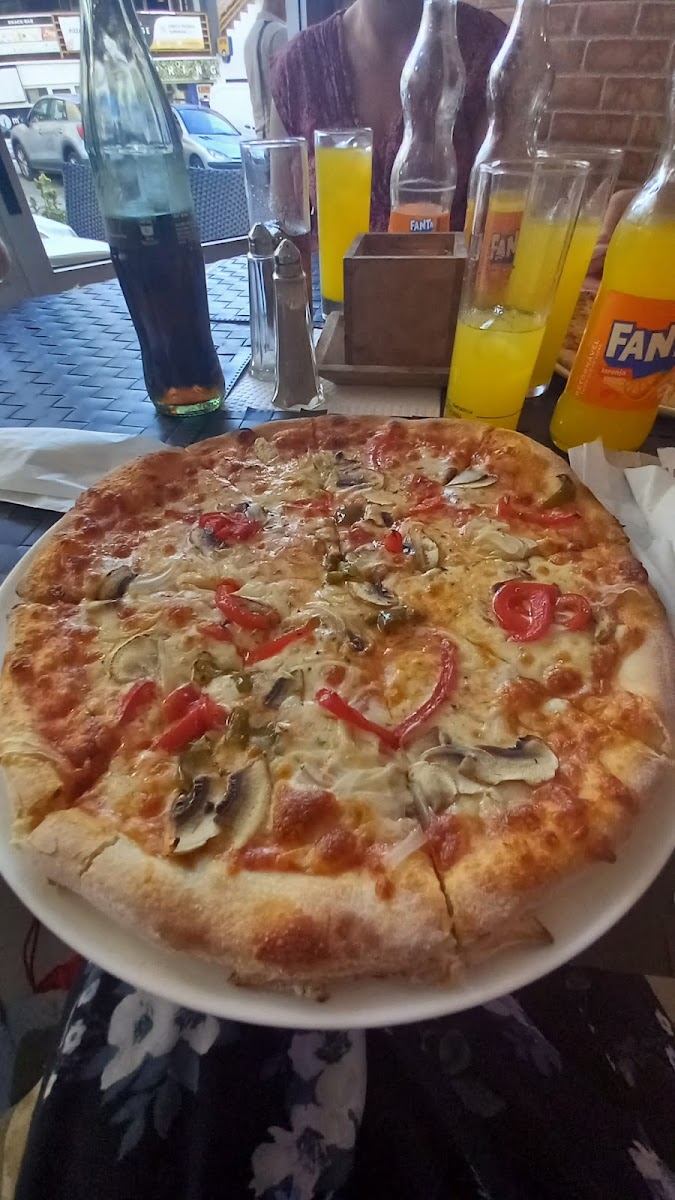 California Restorante Pizzeria - Photo 4