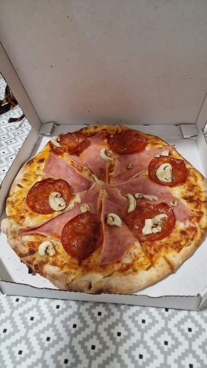 California Restorante Pizzeria - Photo 7