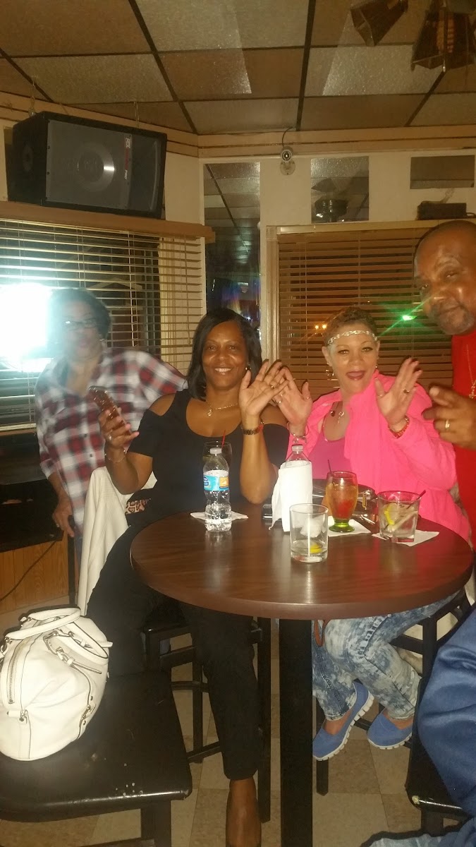 Catfish Lounge - Photo 5