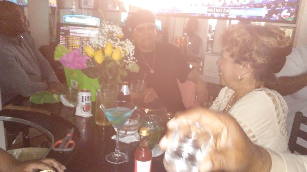 Catfish Lounge - Photo 6