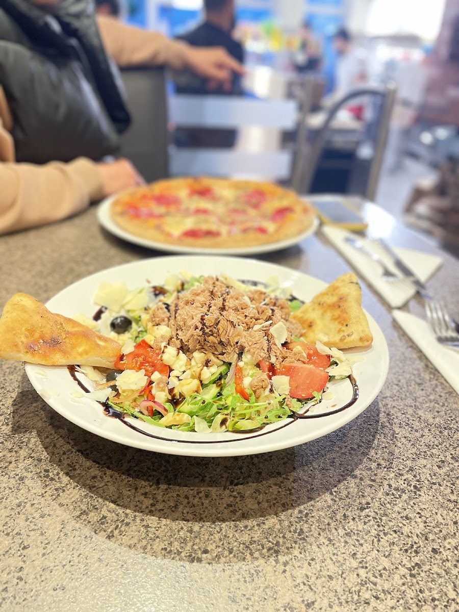 Holzofen Pizza La Piazza - Photo 9