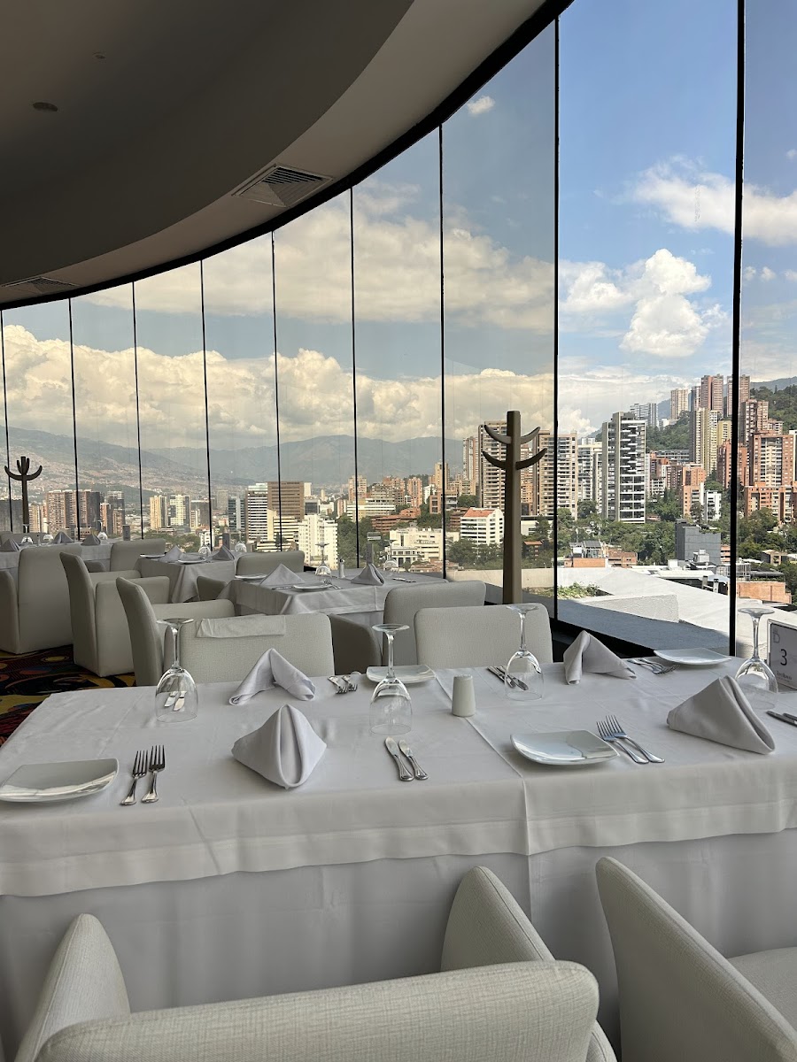 Tony Roma's Revolving Restaurant Bar
