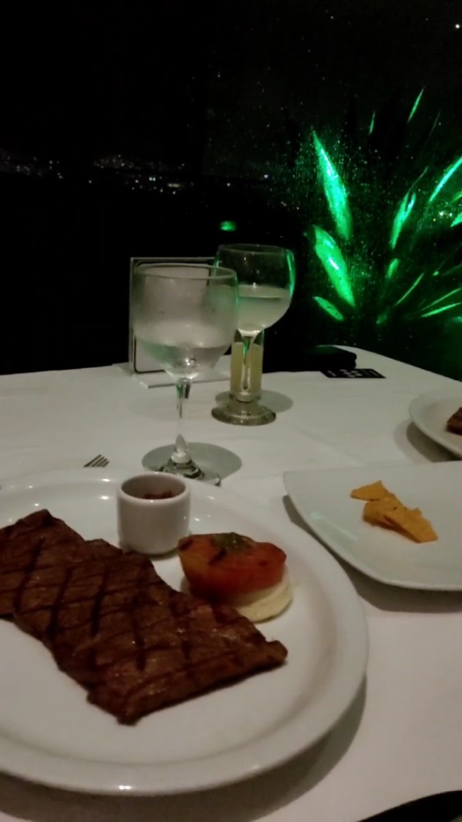 Tony Roma's Revolving Restaurant Bar - Photo 1