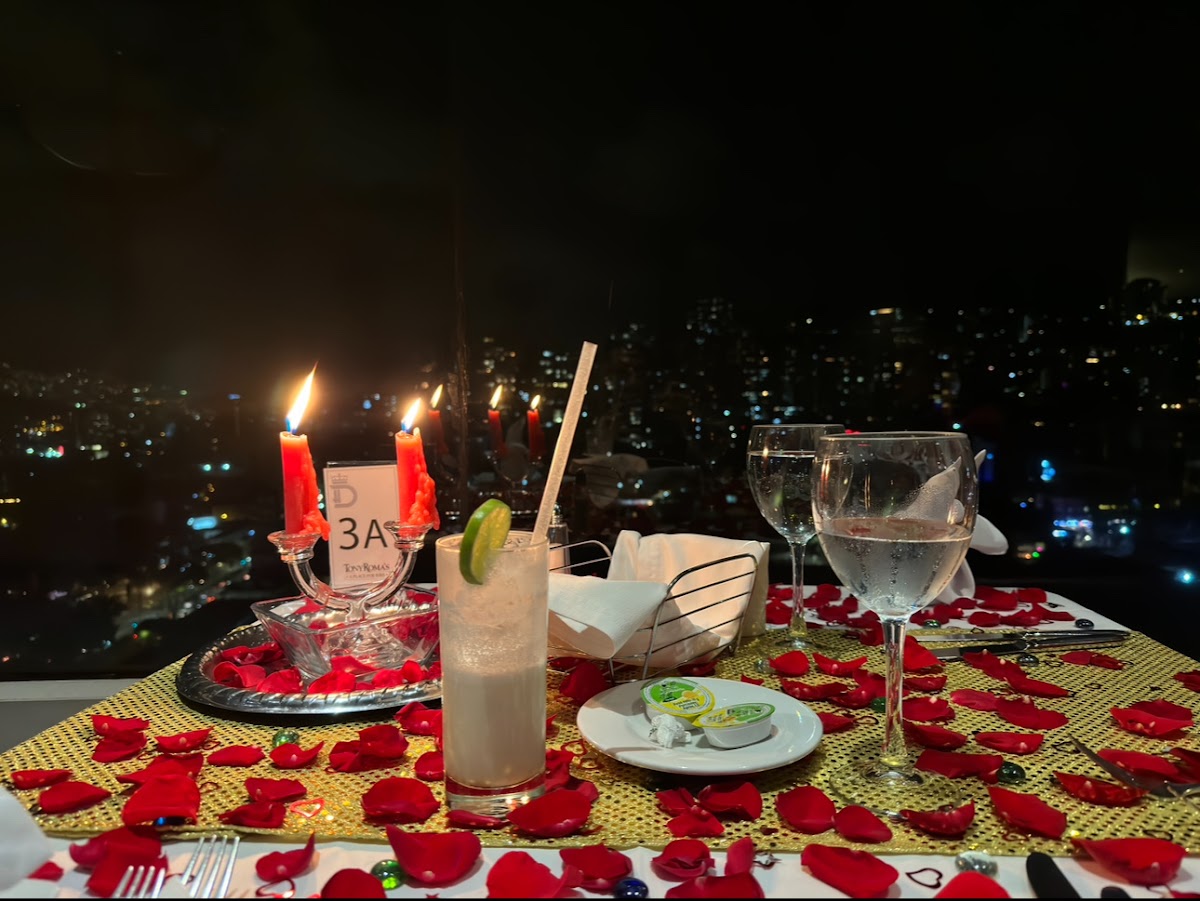 Tony Roma's Revolving Restaurant Bar - Photo 2