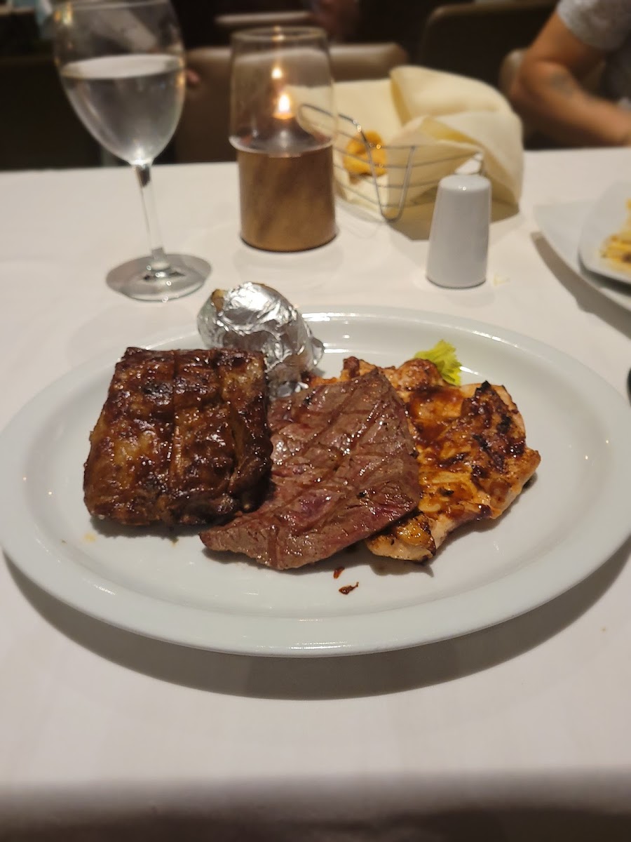 Tony Roma's Revolving Restaurant Bar - Photo 6