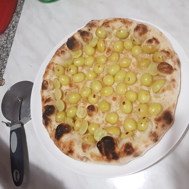 Pizza Dolce Con Uva Bianca E Nutella
