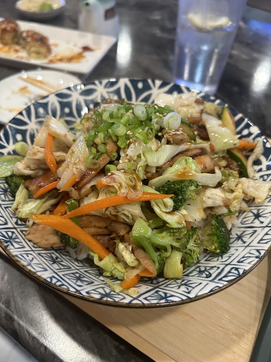 SUSHI & BOWLS - Photo 3