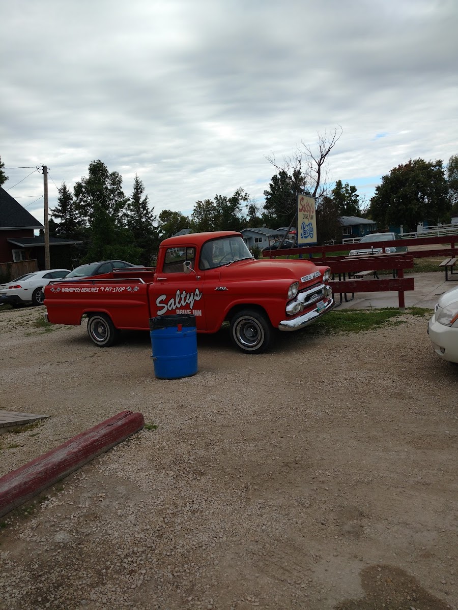 Salty's Drive Inn - Photo 5