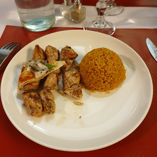 Brochettes de Poulet Grillées Au Citron Et Aux Herbes Avec Blé Cassé