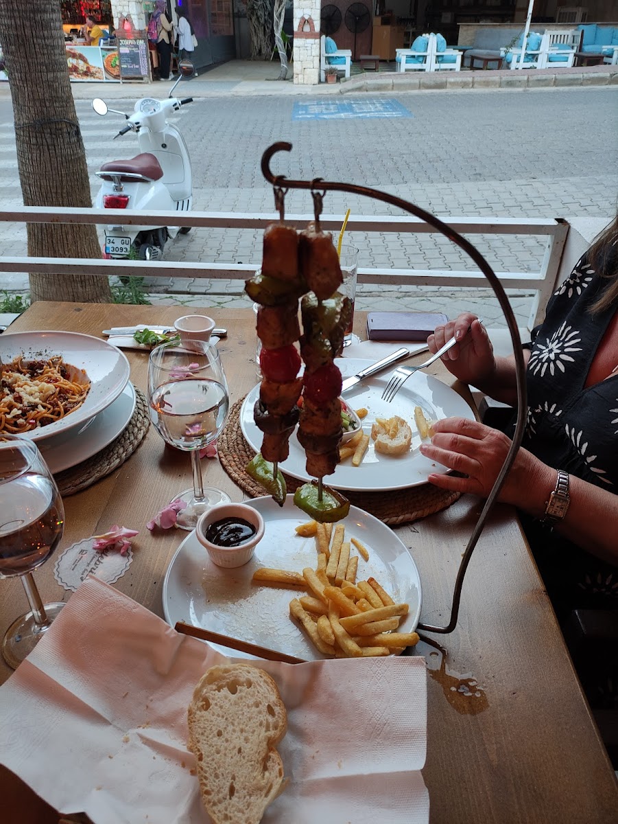 Celebrity Lounge & Grill Bar - Photo 5