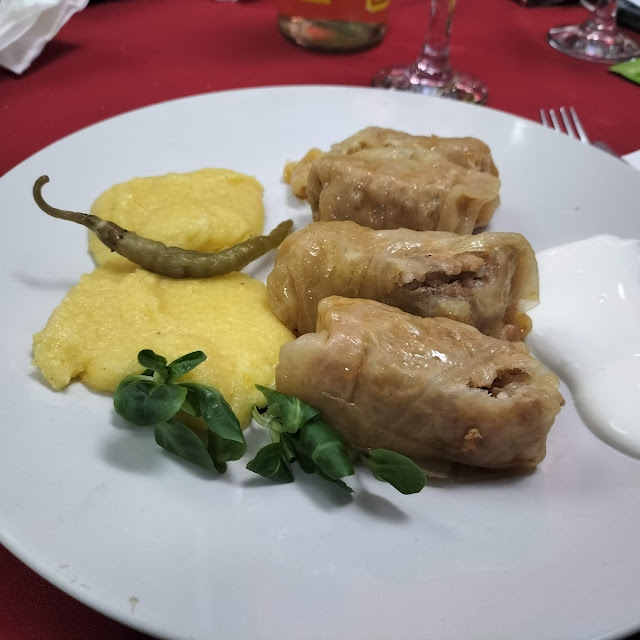 Sarmale Carne Picada Con Aroz Envueltas En Hojas de Col Con Mamaliga Polenta