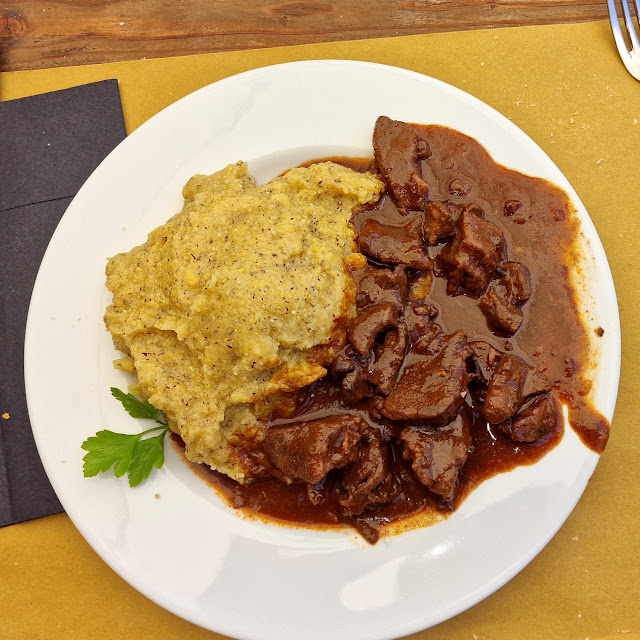 Goulash Di Cervo Con Polenta