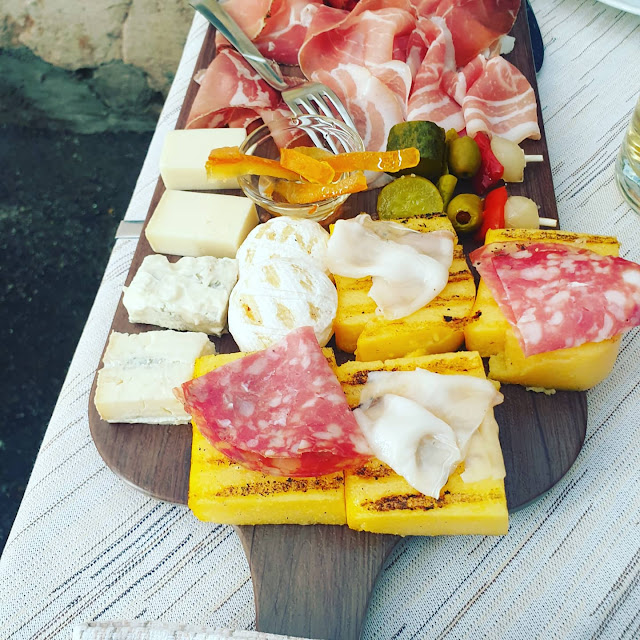 Tagliere Di Affettati E Formaggi