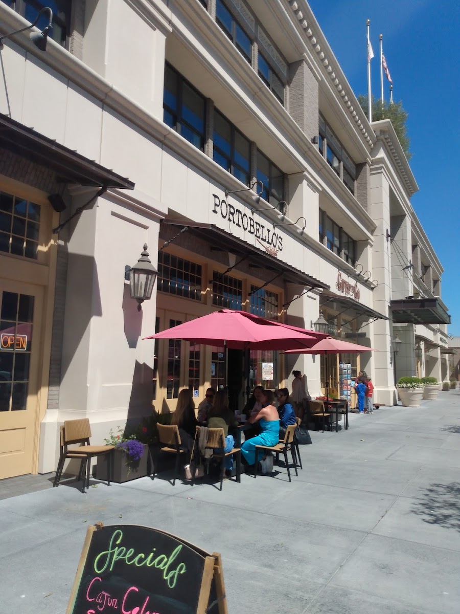 Portobello's on Main - Photo 3