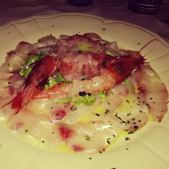 Misto Crudo Con Ricciola Tartare Di Tonno E Gamberi