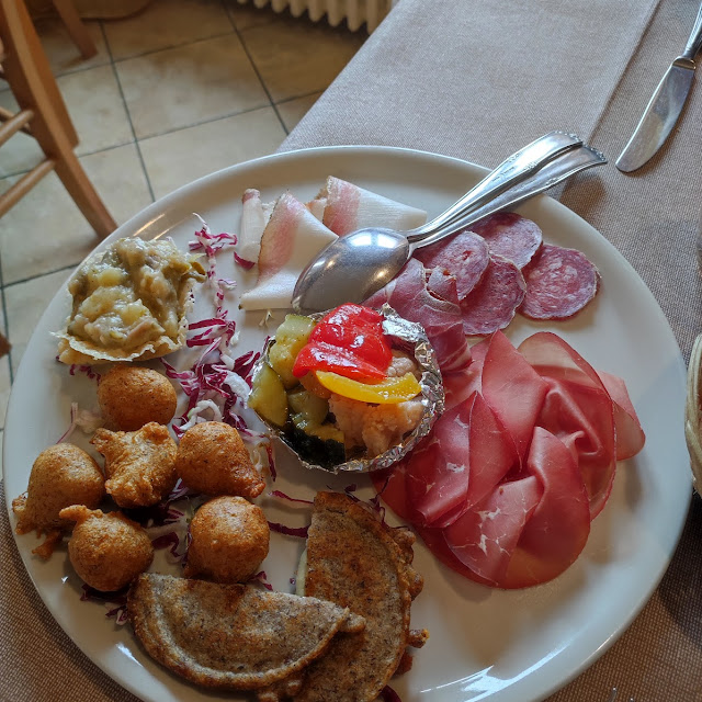 Antipasti Locali Con Taroz Chiscöi E Sciatt