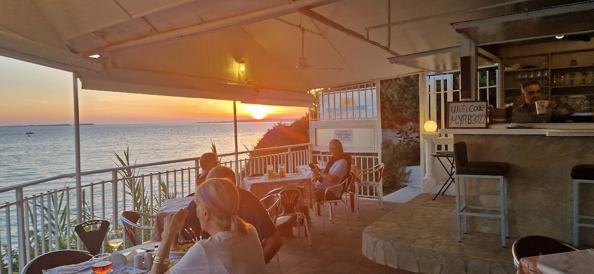 Makris Yialos Restaurant - Beach Bar