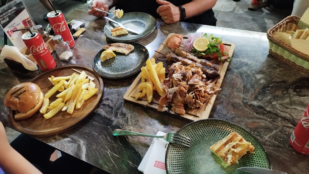 Filetakia Gyro Restaurant - Photo 7