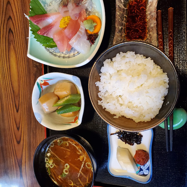 お刺身定食と焼き魚