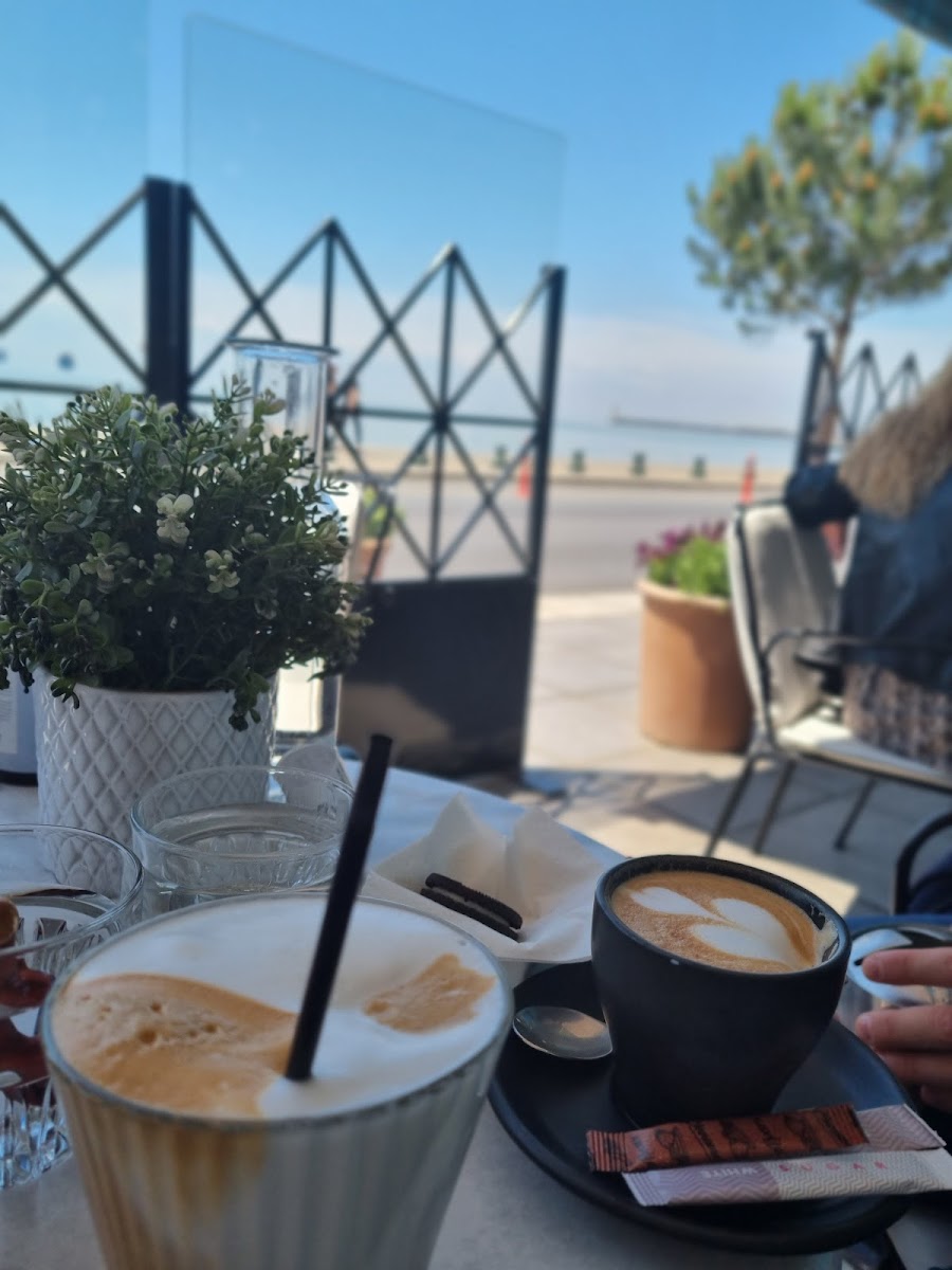 Elyti Cafe - Photo 4