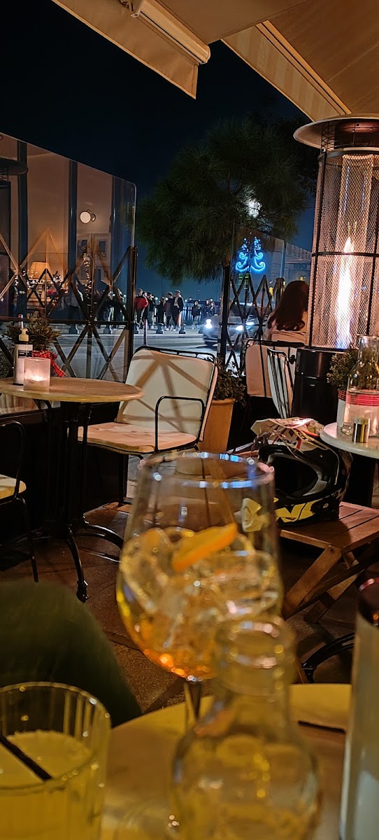 Elyti Cafe - Photo 6