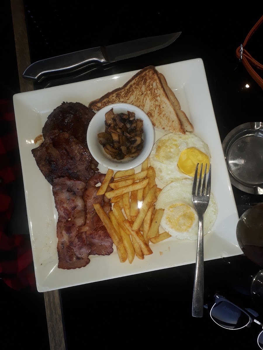 Black Bistro Lounge & Cocktail Kitchen BLOEMFONTEIN - Photo 4