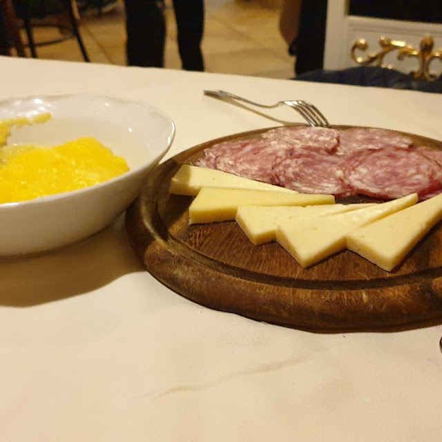 Salumi Con Formaggi Locali E Polenta