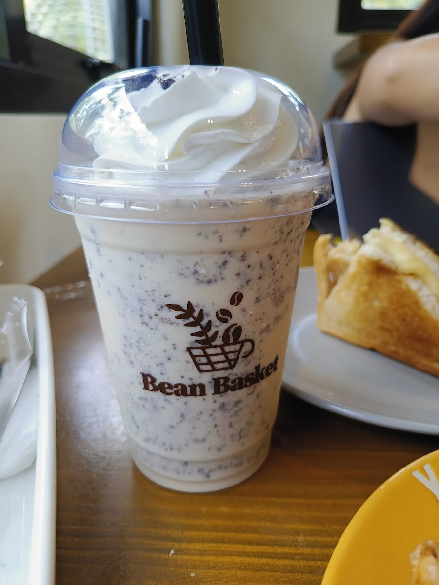 Bean Basket Garden Cafe - Photo 2