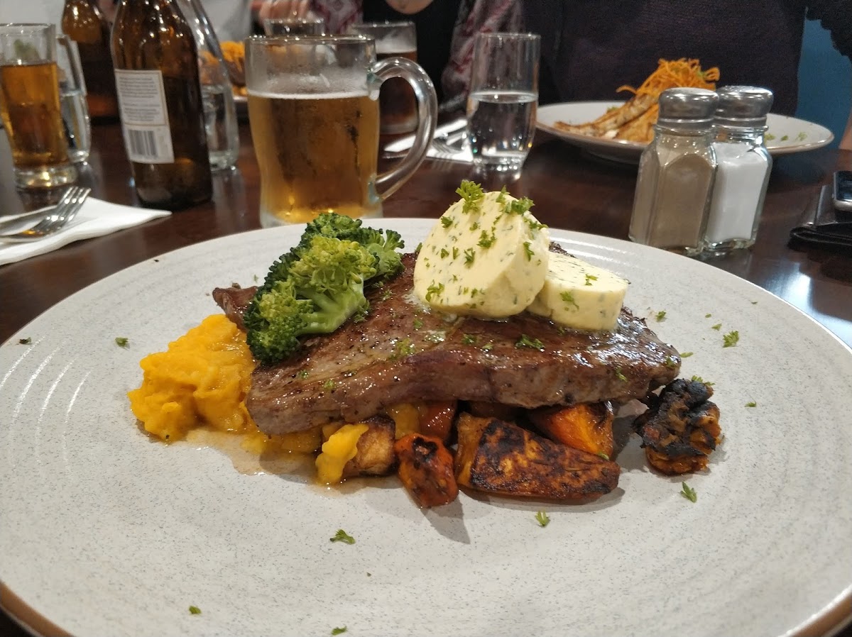 Equinox Bar & Restaurant - Photo 6