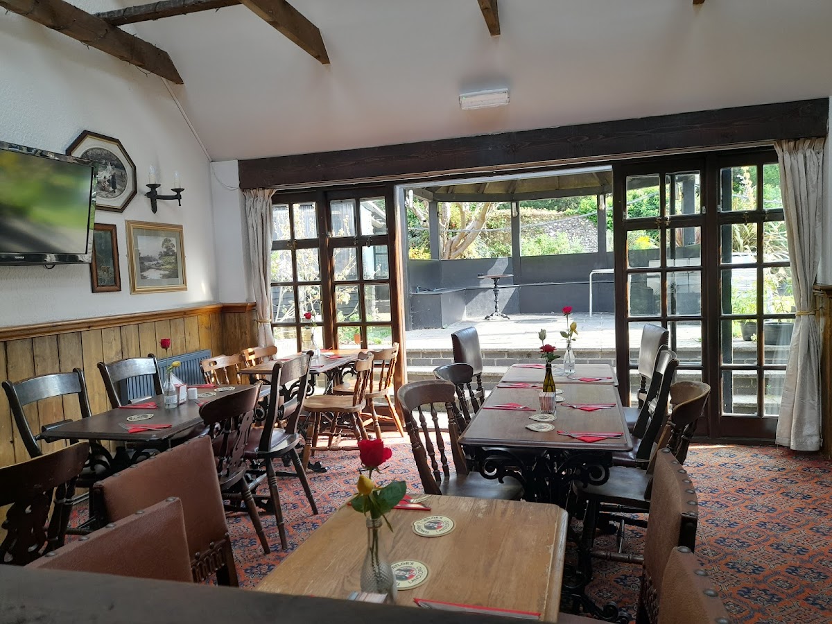 The Red Lion Bar & Restaurant - Photo 3