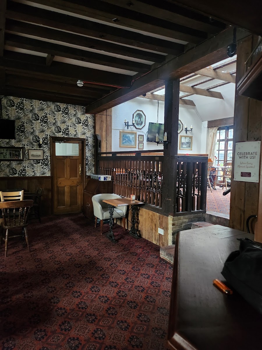 The Red Lion Bar & Restaurant - Photo 4