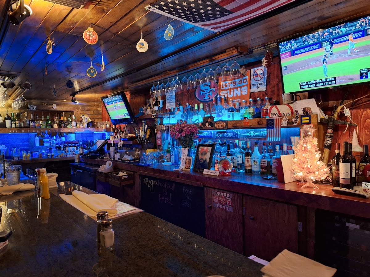 Feeney's Restaurant & Bar - Photo 6