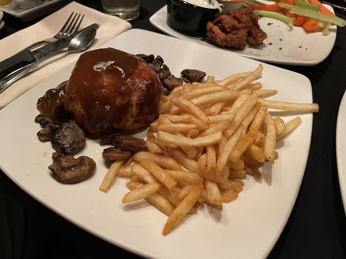 Feeney's Restaurant & Bar - Photo 7