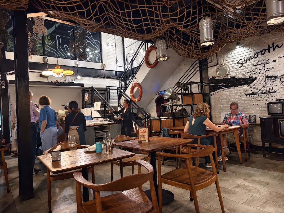 Shrimpis Restaurant - Photo 8