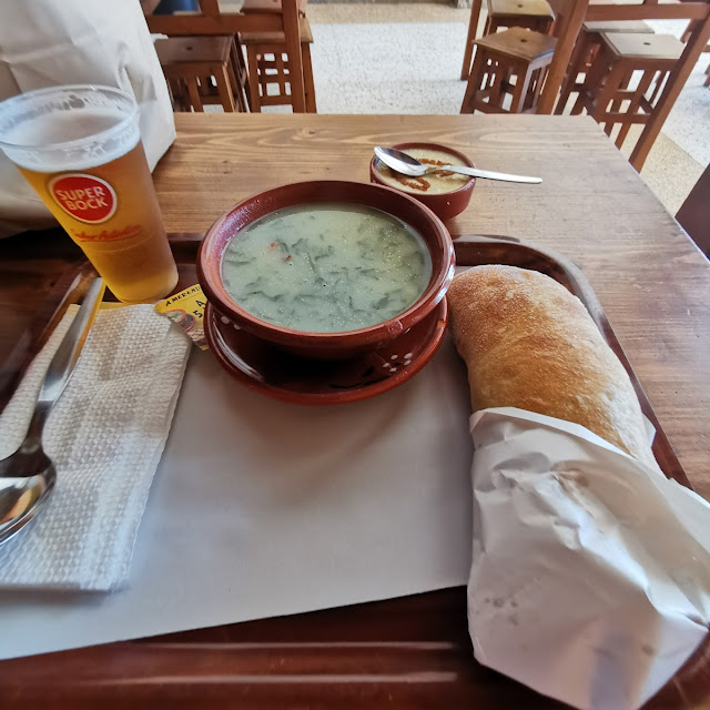 Pão Com Chouriço E Caldo Verde