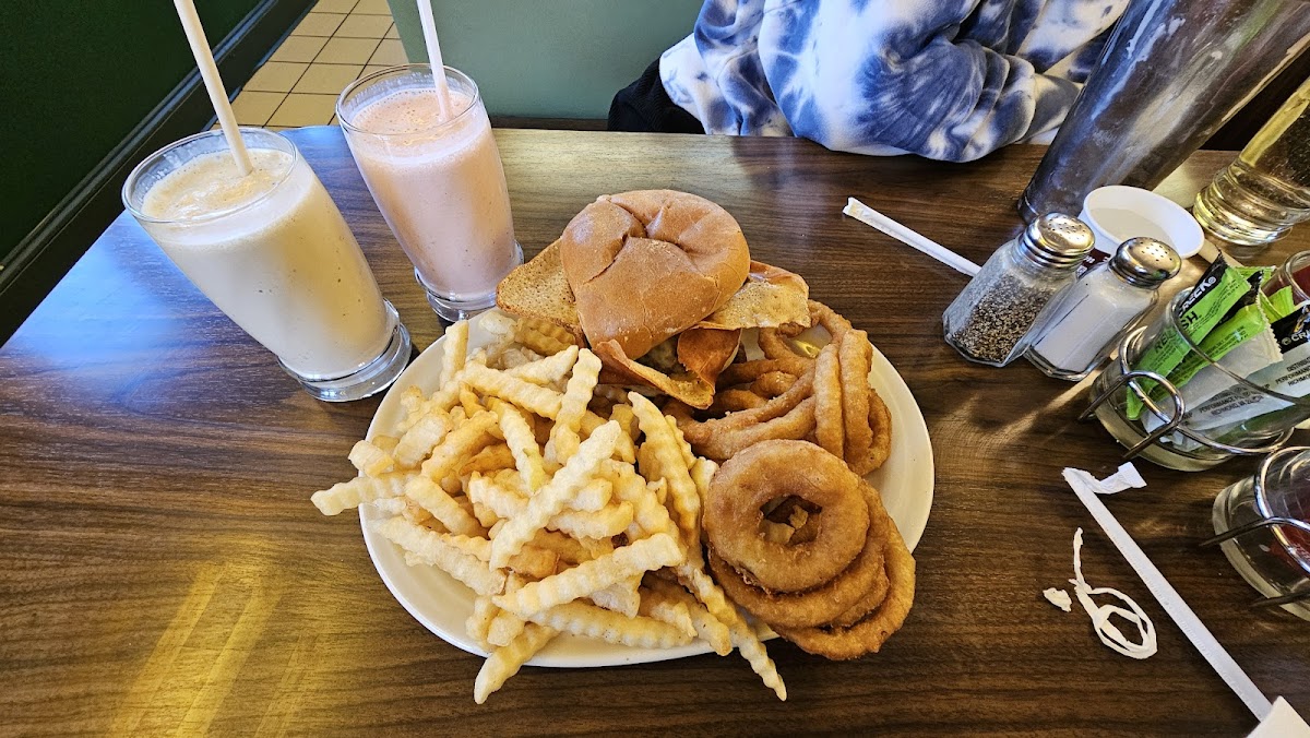 Shady Glen Restaurant and Ice Cream Parlor - Photo 1