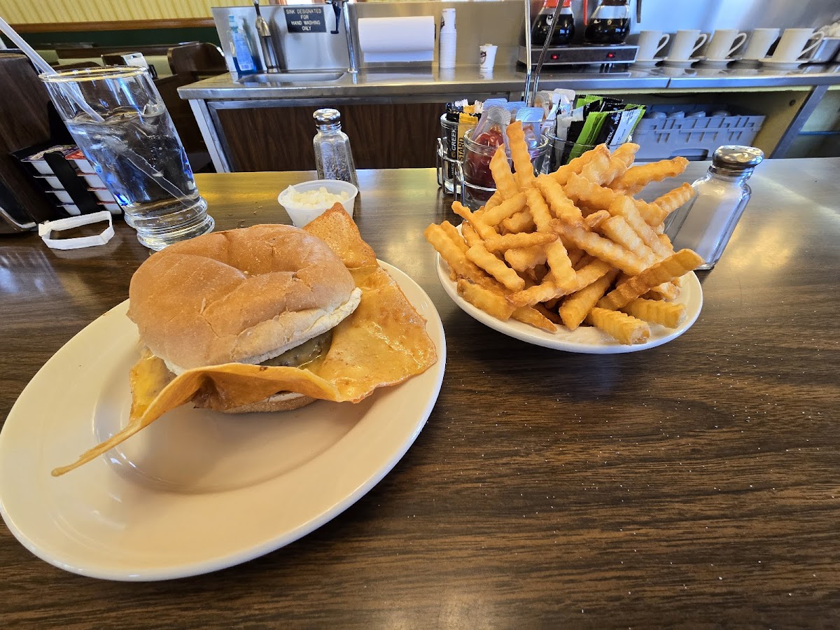 Shady Glen Restaurant and Ice Cream Parlor - Photo 5