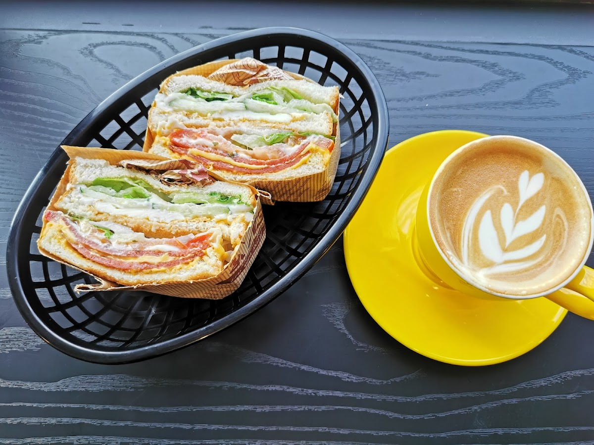 Zodiacs Cafe - Photo 5