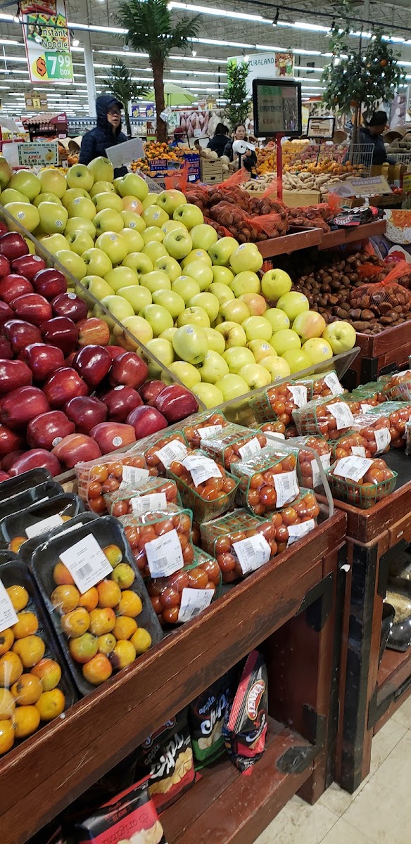 Saraga International Grocery - Photo 4