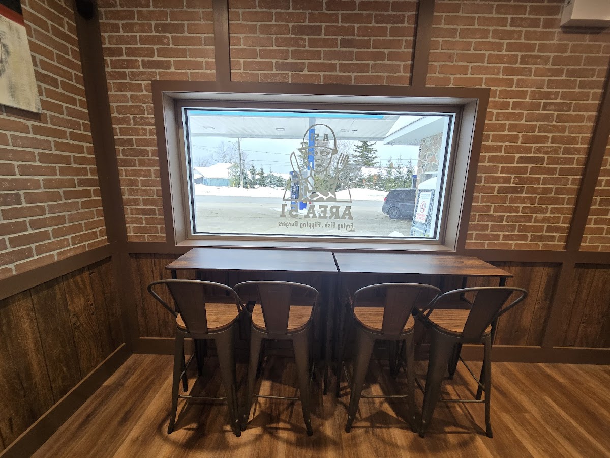 Area 51 : frying fish, Flipping burgers