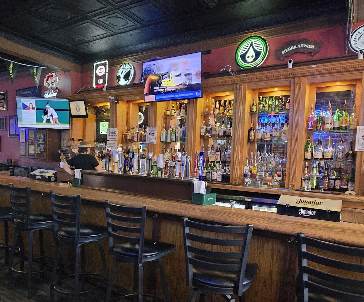 Arlin's Bar & Garden - Photo 2
