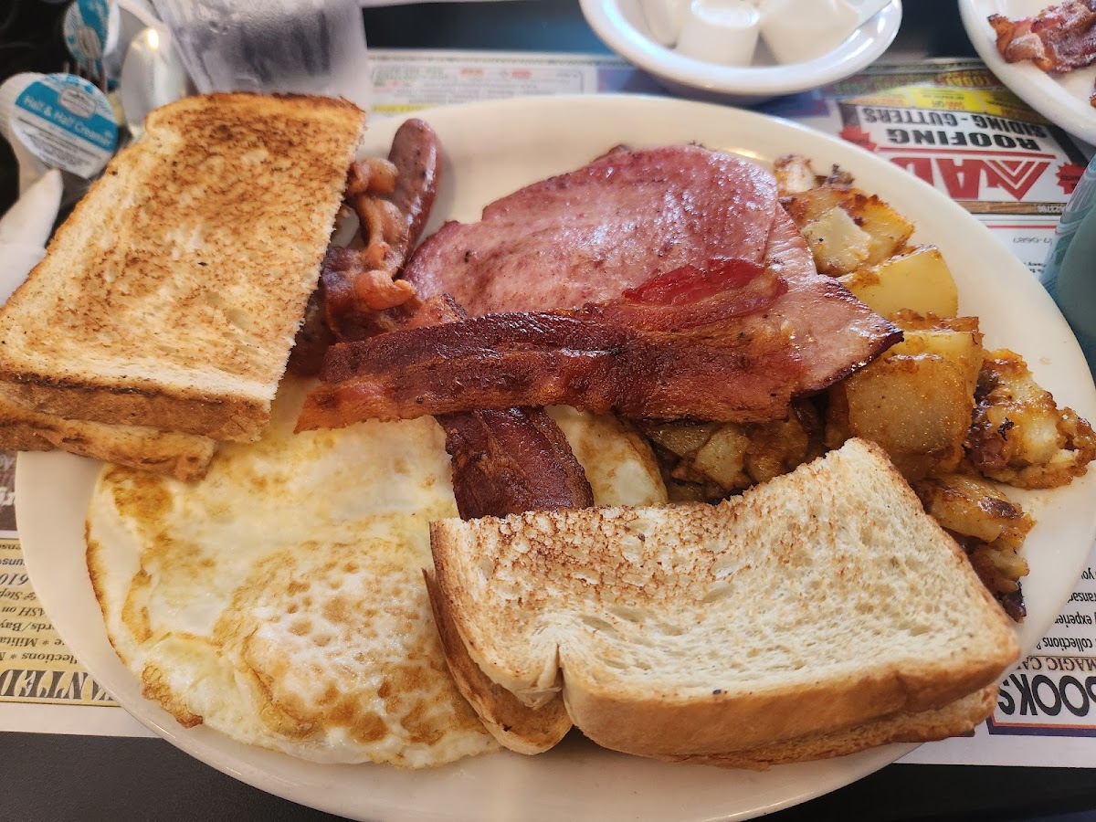 The Cracked Egg Cafe - Photo 9