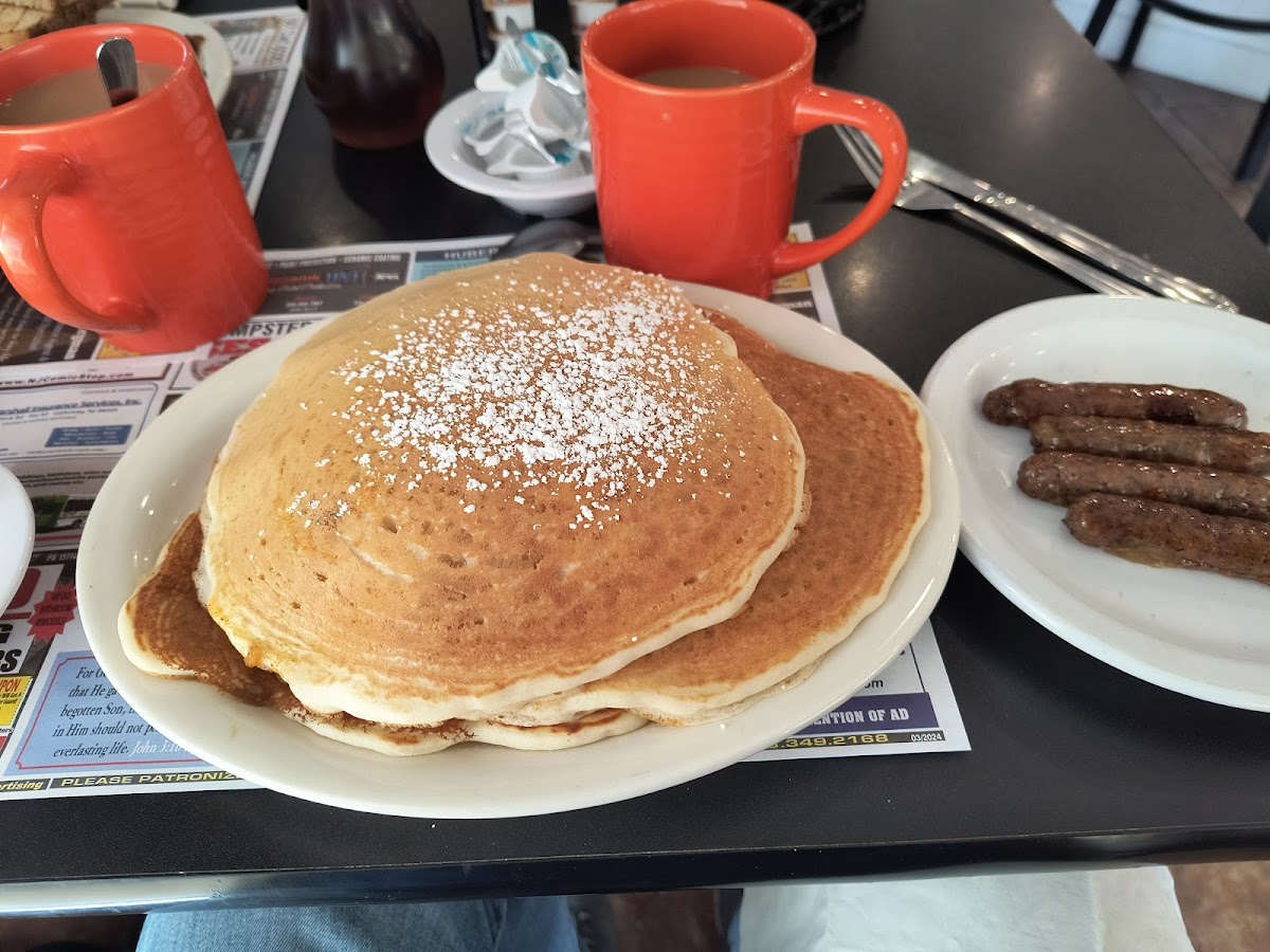 The Cracked Egg Cafe - Photo 4