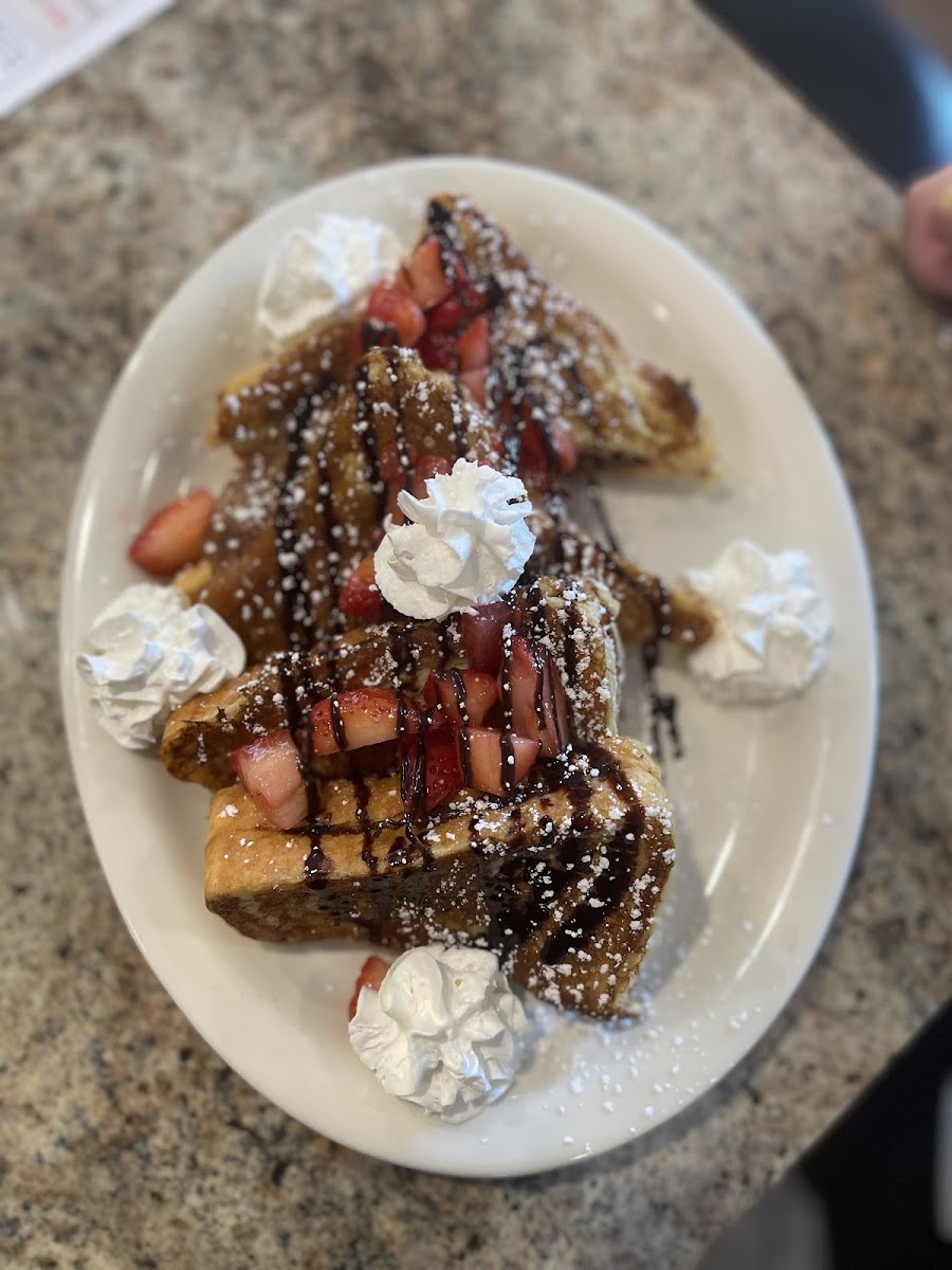 The Cracked Egg Cafe - Photo 6