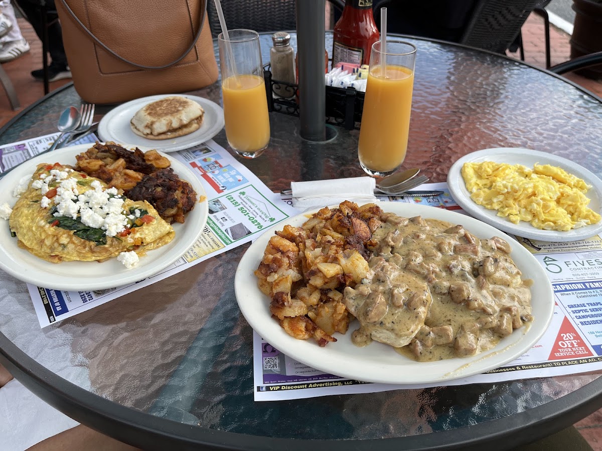 The Cracked Egg Cafe - Photo 8