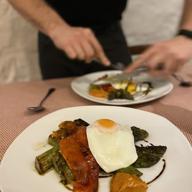 Espárragos Con Huevo Y Pimiento Y Romesco