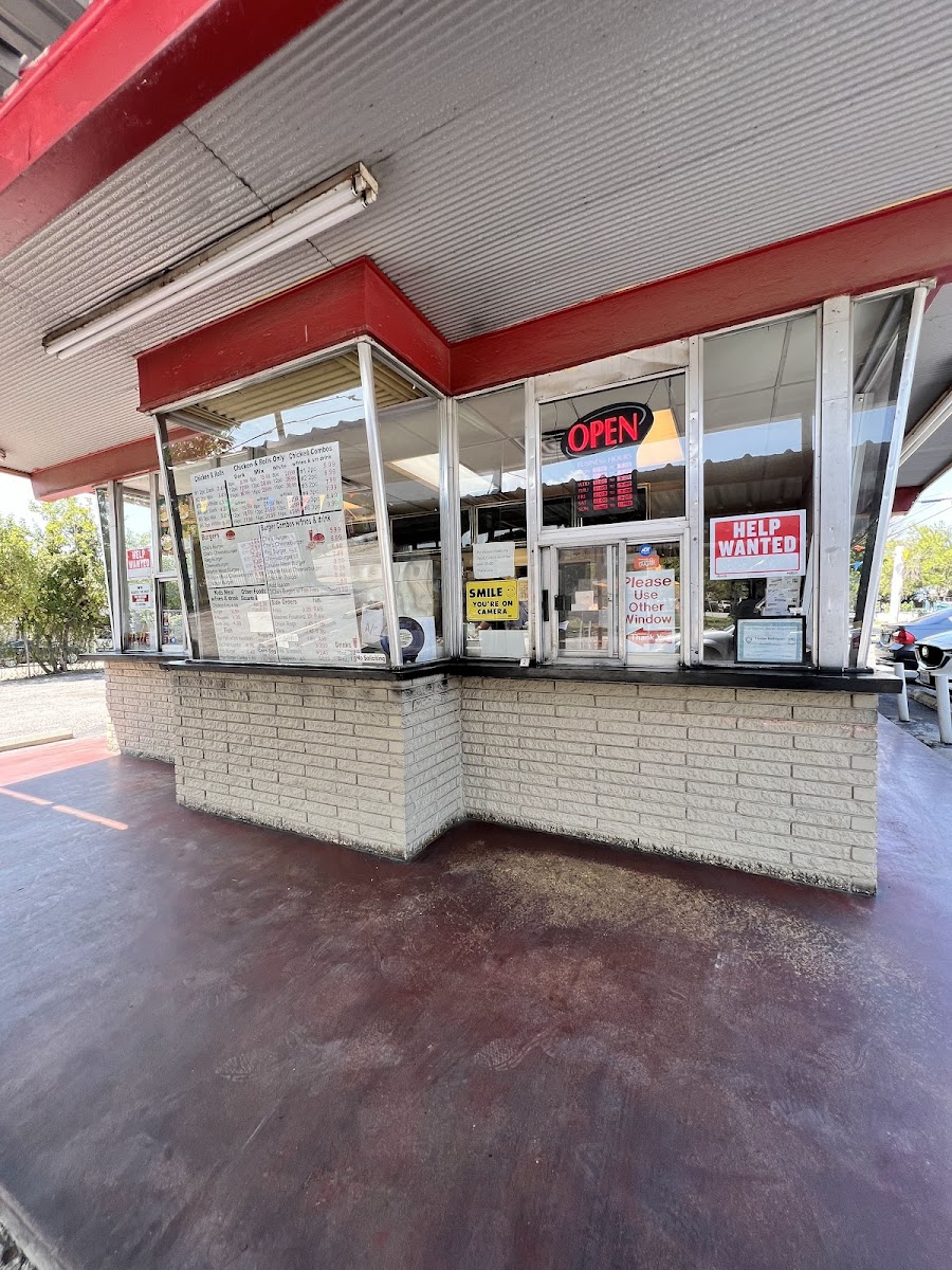 Che's Chicken & Burgers - Photo 9